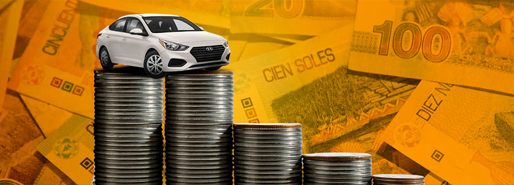 alt="Auto subiendo sobre columnas de monedas con billetes de soles peruanos al fondo. Ahorro y buenos hábitos financieros para taxistas GNV."