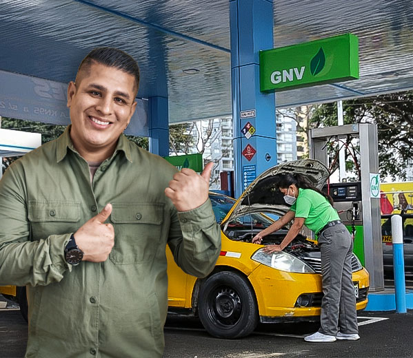 Taxista GNV recibiendo mantenimiento en grifo mientras sonríe satisfecho con su crédito de Credimovil.