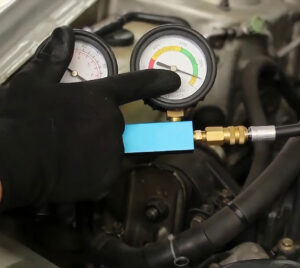 Técnico revisando la presión del sistema de gas natural en un carro GNV durante mantenimiento.