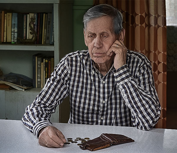 Hombre preocupado revisando sus finanzas, ejemplo de por qué es importante acceder a créditos oportunos como los de Credimovil.