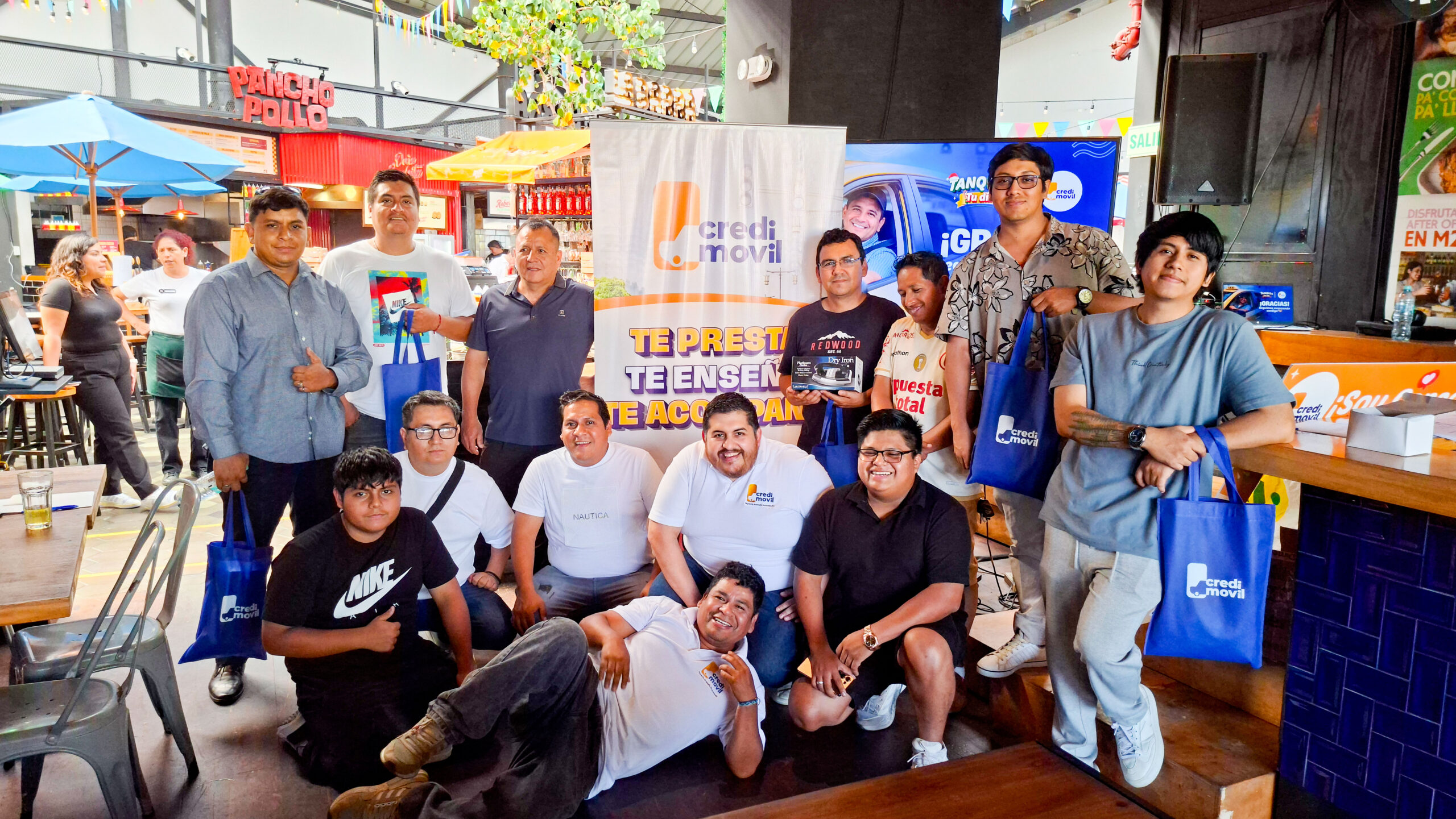 Foto de compartir de Credimovil con algunos de los ganadores de la campaña tanquea tu día edición 1